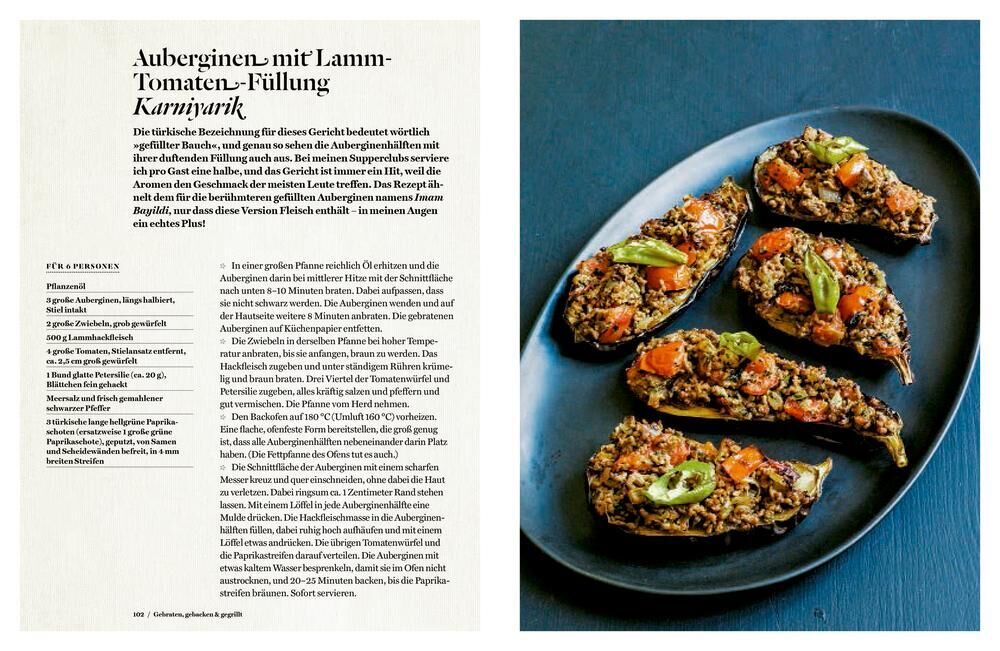 Ein Bild aus dem Kochbuch 'Persiana - 100 Rezepte aus den Küchen des Orients', das mit einem Rezept für Auberginen mit Lamm-Tomaten-Füllung Karnıyarık zeigt. Rechts auf einem Teller angerichtete gefüllte Auberginen und links der dazugehörige Rezepttext.