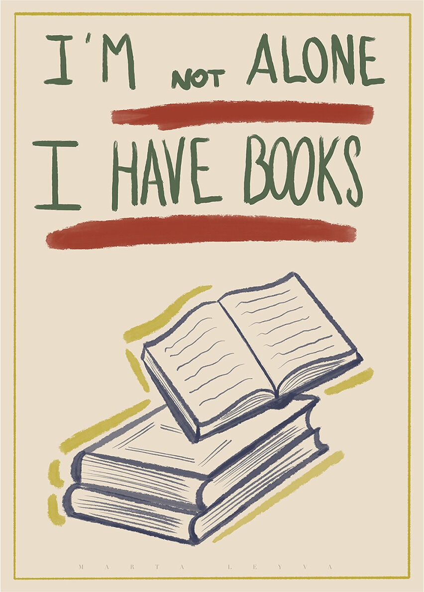 Poster von Marta Leyva mit der Aufschrift 'I'm not alone, I have books'. Das Motiv zeigt zwei gezeichnete offene Bücher auf einem Stapel. Die Farben sind überwiegend Beige und Olive mit roten und braunen Akzenten.