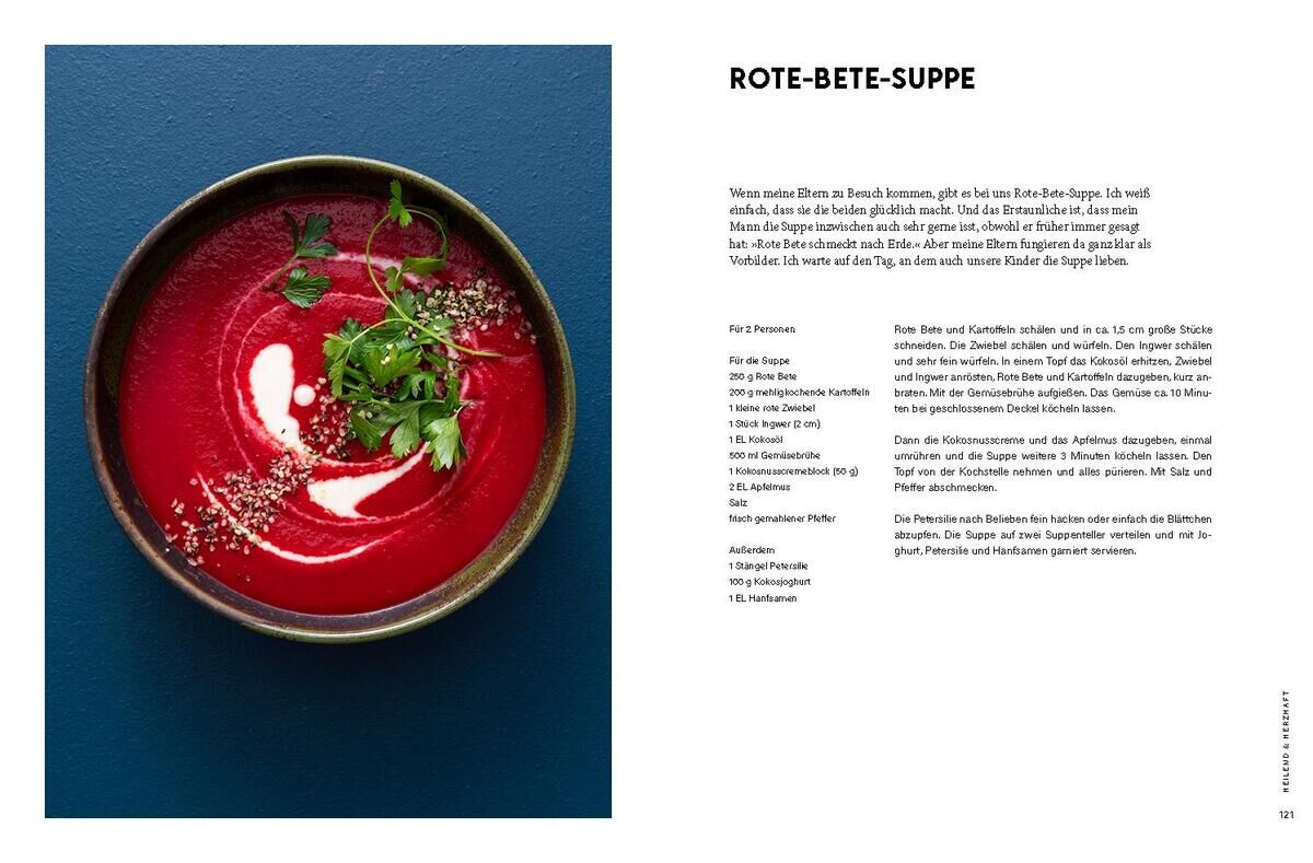 Kochbuchseite mit einer Abbildung einer roten Beete Suppe in einer Schüssel, dekoriert mit Petersilie und Gewürzen. Rechts daneben befindet sich ein Rezepttext.