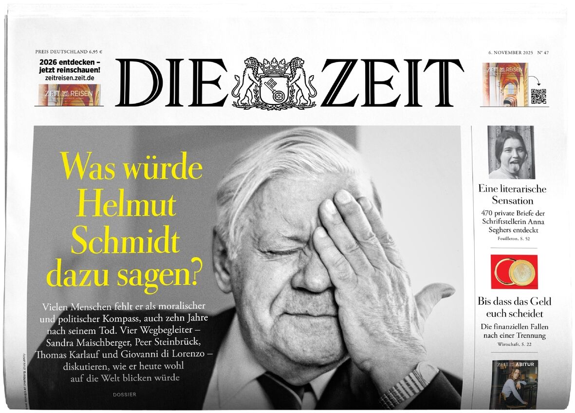 Titelseite der deutschen Wochenzeitung DIE ZEIT Ausgabe 47/2025 mit großem Porträt von Helmut Schmidt, der sich nachdenklich das Gesicht hält. Überschrift fragt: 'Was würde Helmut Schmidt dazu sagen?'. Die Seite enthält zusätzliche Artikelhinweise und ein rotes Zeitungssignet. Dominierende Farben sind Weiß, Schwarz und Gelb.