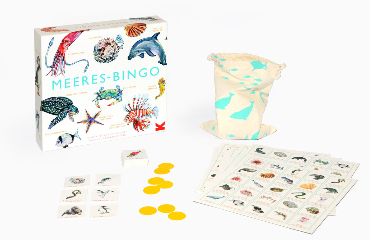 Ein Spiel namens »Meeres-Bingo« zeigt eine Box mit Meeresbewohner-Illustrationen, mehrere Bingo-Karten, einige quadratische Karten mit Tierbildern, gelbe Chips und einen kleinen Stoffbeutel mit blauen Wal-Motiven.