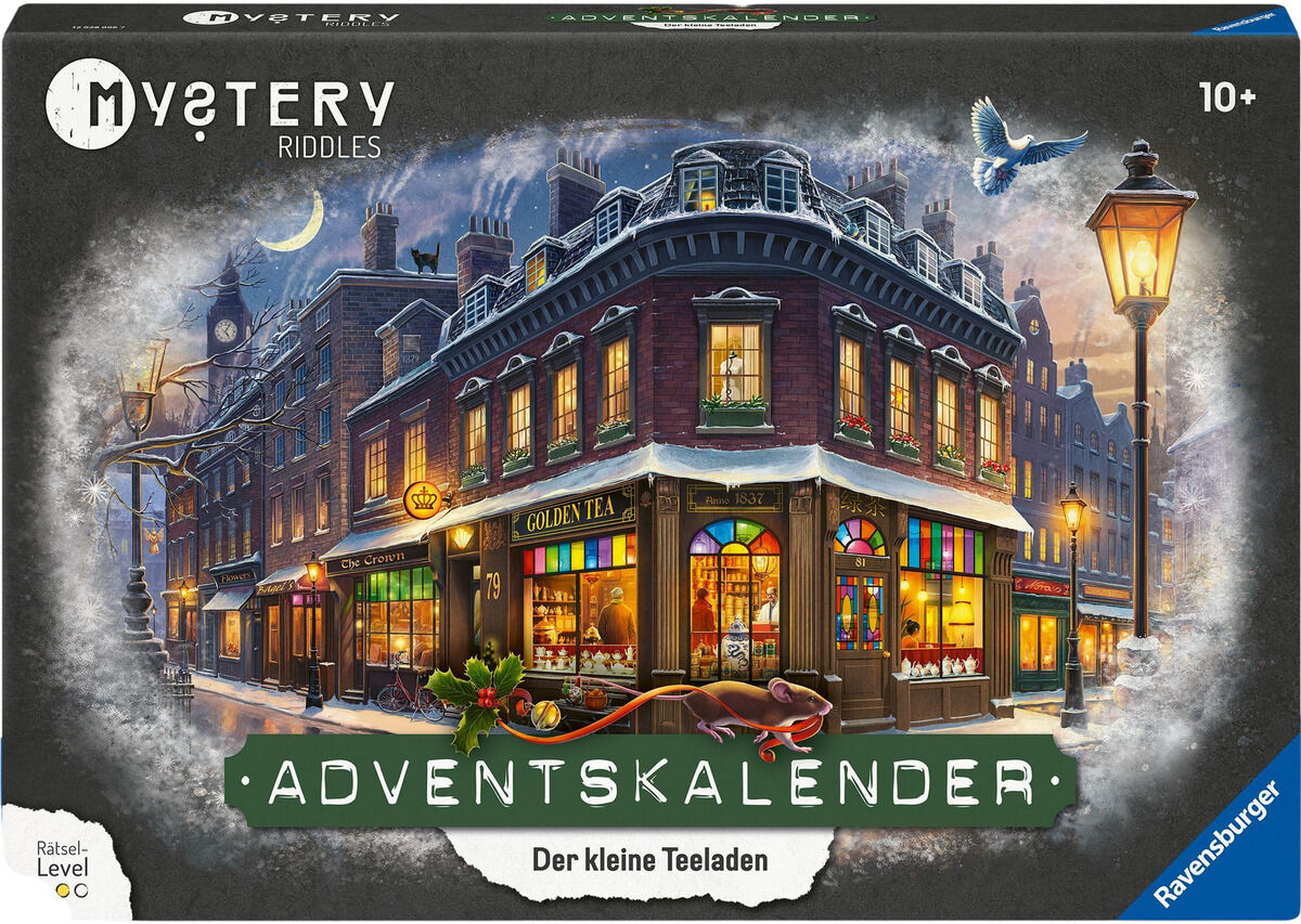 Auf der Verpackung des Ravensburger Adventskalenders „Mystery Adventskalender – Der kleine Teeladen“ ist ein festlich beleuchteter Teeladen an einer Straßenecke in winterlicher Abendstimmung illustriert, mit weihnachtlicher Dekoration und Gaslaterne, Eule im Flug.