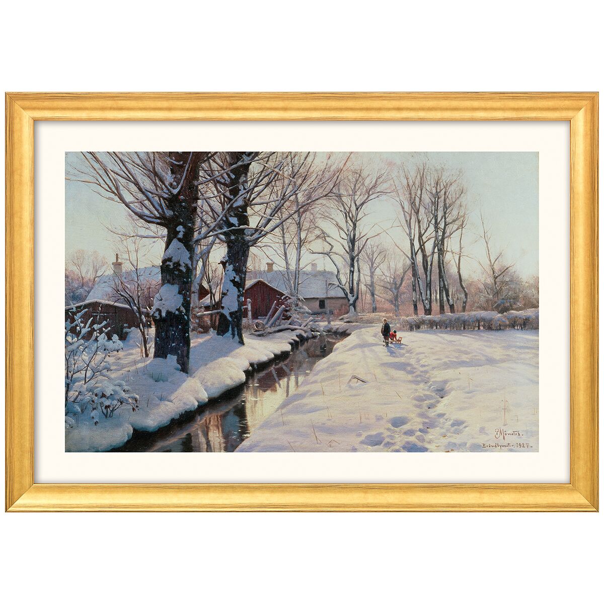 Gerahmtes Landschaftsbild von Peder Mork Mönsted aus der ars mundi Edition. Dargestellt ist eine verschneite Winterlandschaft mit schneebedeckten Bäumen und einem stillen Bach, rechts ein Bauernhof. Zwei kleine Figuren auf einem Schlitten ziehen Spuren durch den Schnee. Goldener Holzrahmen.