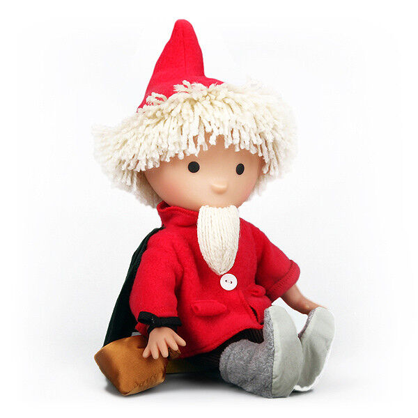 Weiche Sandmann-Puppe mit rotem Mantel, spitzer roter Mütze, beigem Wollhaar, Schal und grauen Schuhen. Die Puppe sitzt und hält einen braunen Beutel, inspiriert von der bekannten Fernsehsendung für Kinder.