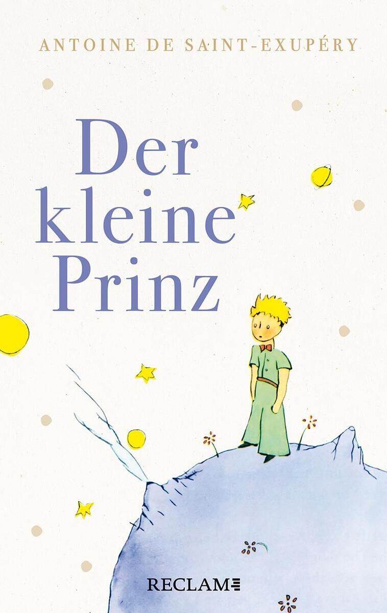 Das Cover des Buches "Der kleine Prinz" von Antoine de Saint-Exupéry zeigt eine Illustration eines kleinen Jungen mit blonden Haaren in einem grünen Overall, der auf einem kleinen Planeten steht, umgeben von Sternen und einem fernen Mond. Der Hintergrund ist weiß mit gelben Akzenten.