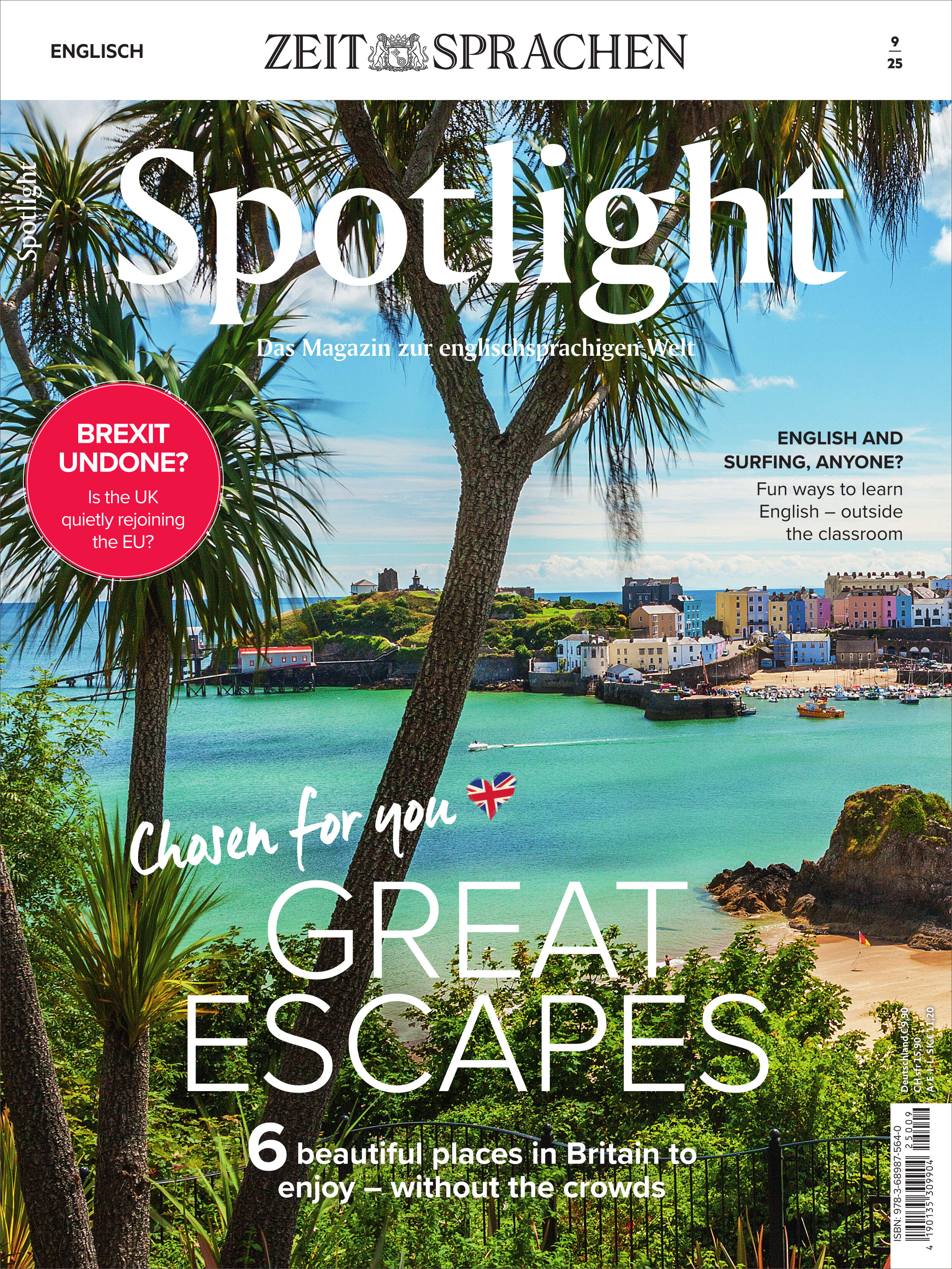Titelbild des Spotlight Magazins 9/2025 mit tropischen Palmen im Vordergrund, einer malerischen Küstenstadt und Sandstrand bei sonnigem Wetter. Das Cover bewirbt englischsprachige Themen, Reisetipps für Großbritannien und Lernideen für Englischinteressierte.
