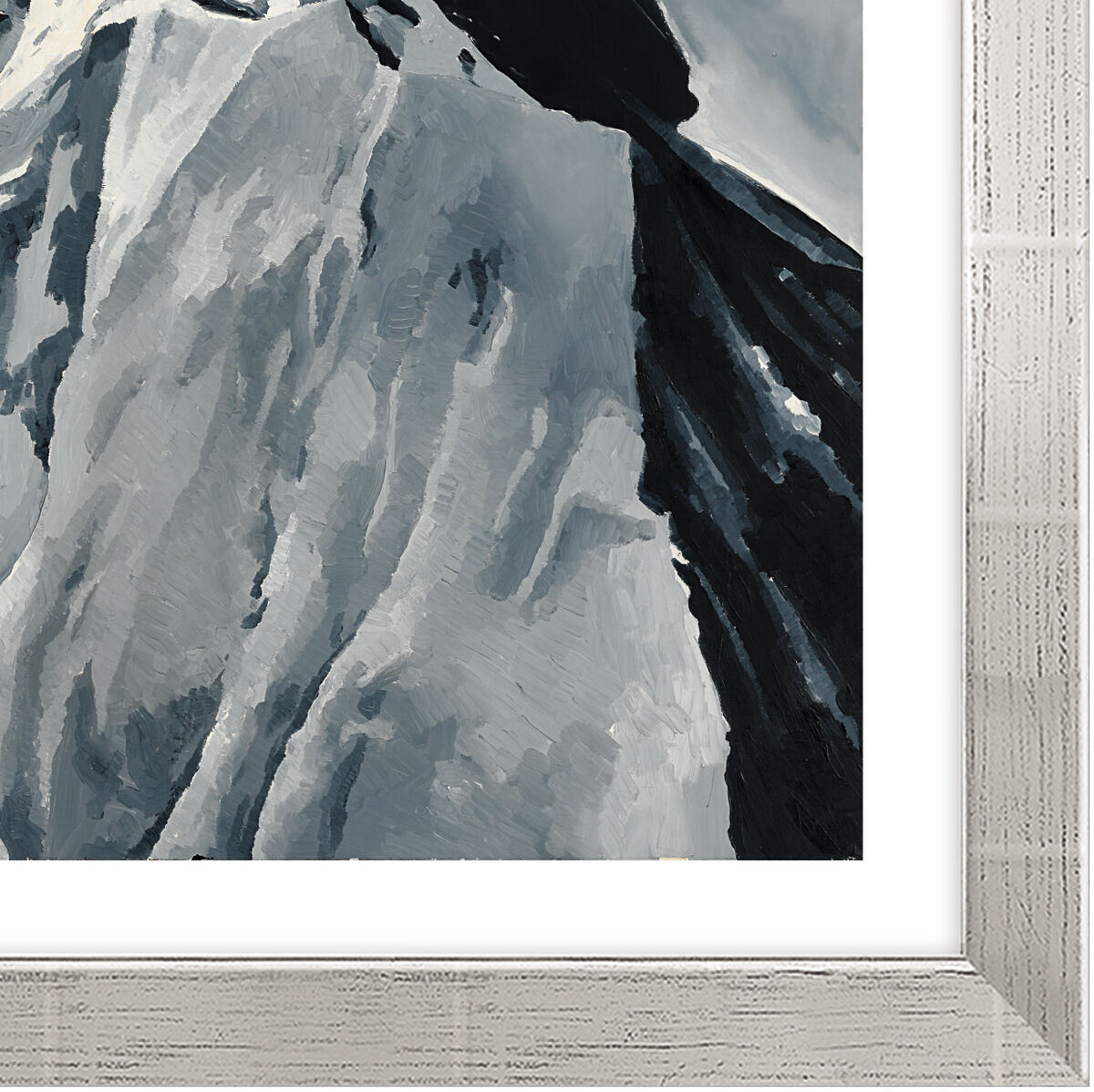 Gerhard Richters Bild ‘Himalaja’ aus dem Jahr 1968 zeigt ein beeindruckendes Gebirgspanorama in Schwarz-Weiß. Das Bild ist in einem silberfarbenen Rahmen eingefasst.