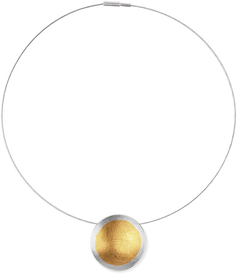 Goldener runder Anhänger an einer silbernen Halskette.