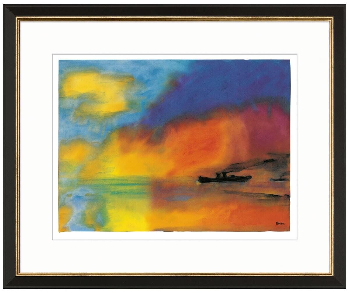 Ein Gemälde von Emil Nolde, betitelt »Meer mit zwei kleinen Dampfern (rot, blau und grün)« zeigt eine lebendige Küstenszene mit intensiven Farben und zwei kleinen Schiffen auf dem Wasser. Der Himmel und das Meer sind in leuchtenden Tönen von Blau, Gelb, Rot und Grün dargestellt.