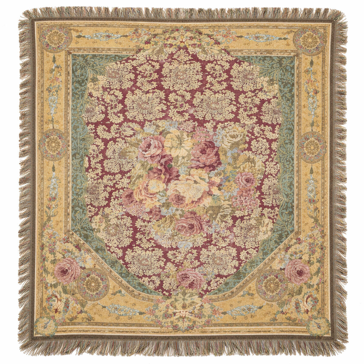 Quadratisches Wohnplaid »Aubusson« der Marke Ars mundi mit ausdrucksstarkem, floralen Mittelmotiv im Stil französischer Aubusson-Teppiche. Feine, dichte Webstruktur in Bordeaux, Gold und Grün, gerahmt von ornamentalen Bordüren und abgerundet mit dekorativem Fransenabschluss.