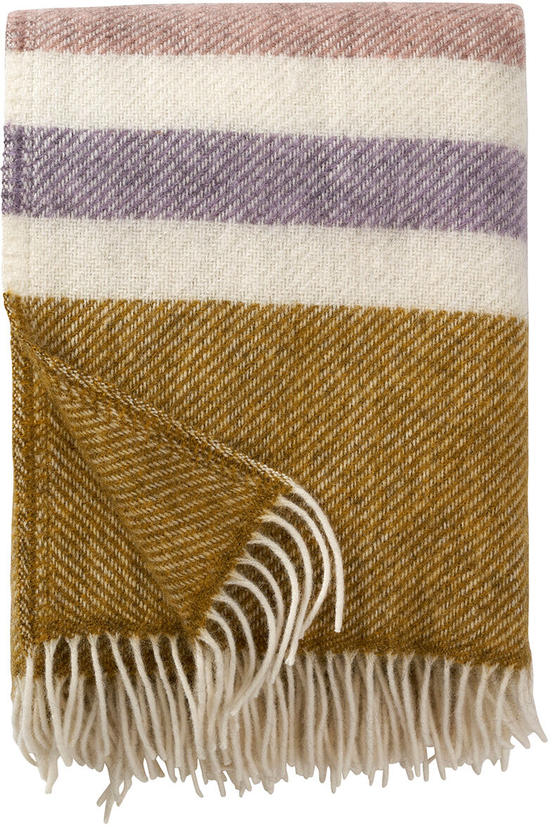 Decke »Gotland Stripe« mit gestreiftem Muster in den Farben Senfgelb, Weiß, Lila und Beige, verziert mit Fransen.