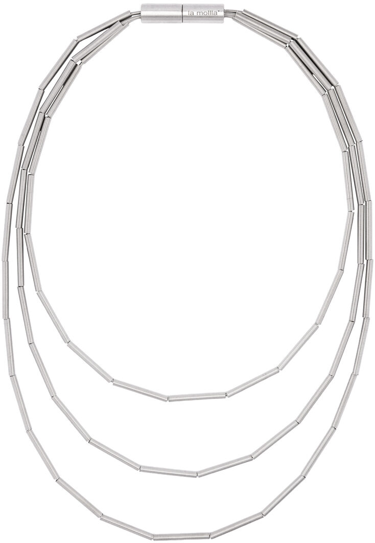 Das Bild zeigt das Collier "MISTY" der Marke la molla von Eolienne Lager, bestehend aus zwei Reihen feiner silberner Edelstahlröhrchen. Das minimalistische, moderne Design ist klar strukturiert und wirkt elegant und leicht. Die Kette misst 470 mm in der Länge.