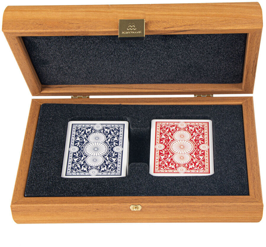 Spielkarten in einer walnussfarbenen Holzkassette mit schwarzem Innenfutter. Ein Set rote und ein Set blaue Spielkarten sind nebeneinander in der Box platziert.