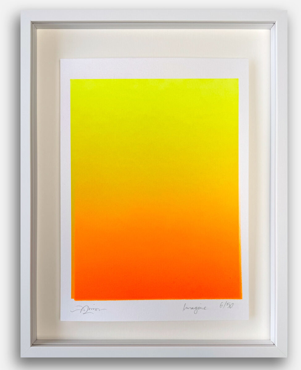 In einem weißen, schwebend gerahmten Bild ist ein Siebdruck zu sehen. Das Motiv zeigt einen intensiven Farbverlauf von oben in hellem Gelb zu unten in kräftigem Orange. Der Druck wurde von Daniel Lisson signiert und nummeriert. Das Bild strahlt Leichtigkeit und Frische aus.