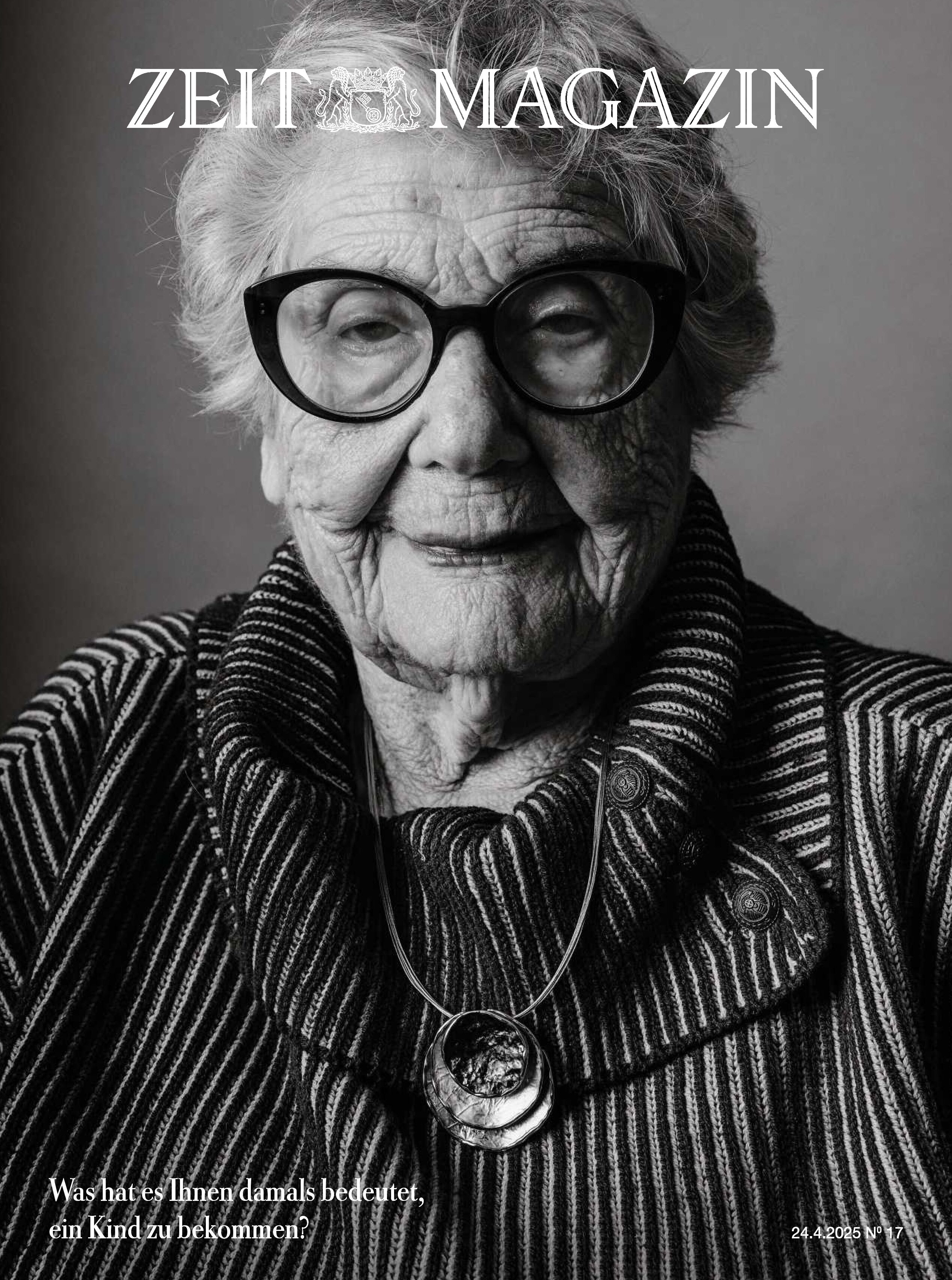 Titelblatt des ZEIT Magazins 17/2025 mit einem Schwarz-Weiß-Porträt einer älteren Frau mit Brille und gestricktem Pullover mit einem auffälligen Anhänger, darunter ein Slogan in kleiner Schrift.