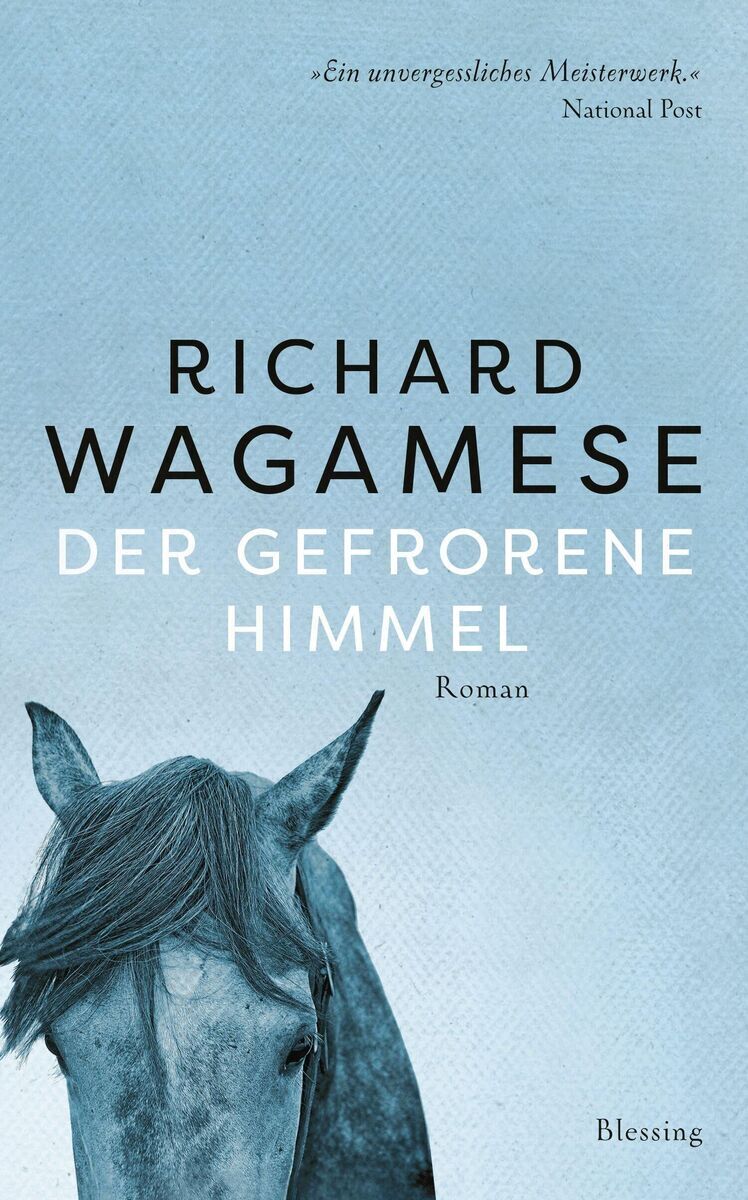 Buchcover des Romans 'Der gefrorene Himmel' von Richard Wagamese. Über einem blauen Hintergrund stehen Titel und Autor in schwarzen Großbuchstaben geschrieben. Unten im Bild ist das Gesicht eines grauen Pferdes abgebildet.