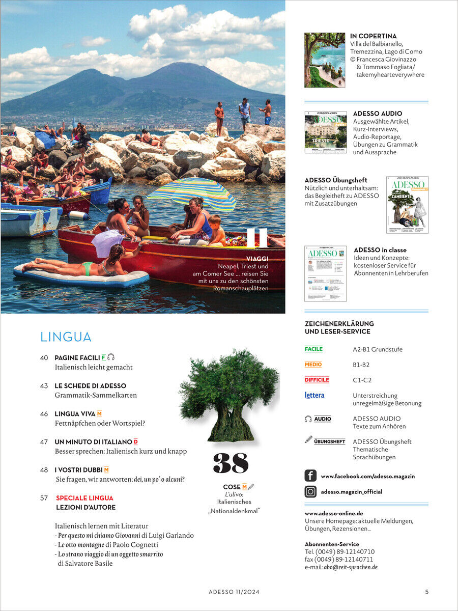 Italienisches Sprachmagazin Adesso Ausgabe 11/2024 mit einem bunten Titelbild, das eine Gruppe von Menschen in Booten vor einer felsigen Küste zeigt. Weitere Inhalte und Vorteile des Magazins werden auf der Seite hervorgehoben.