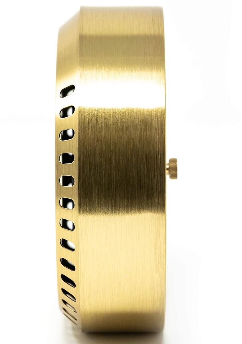 Seitenansicht einer eleganten Weltzeituhr »POLAR« von Fischer Manufaktur in glänzendem Gold mit schwarzen Details. Die Uhr hat ein modernes, rundes Design.