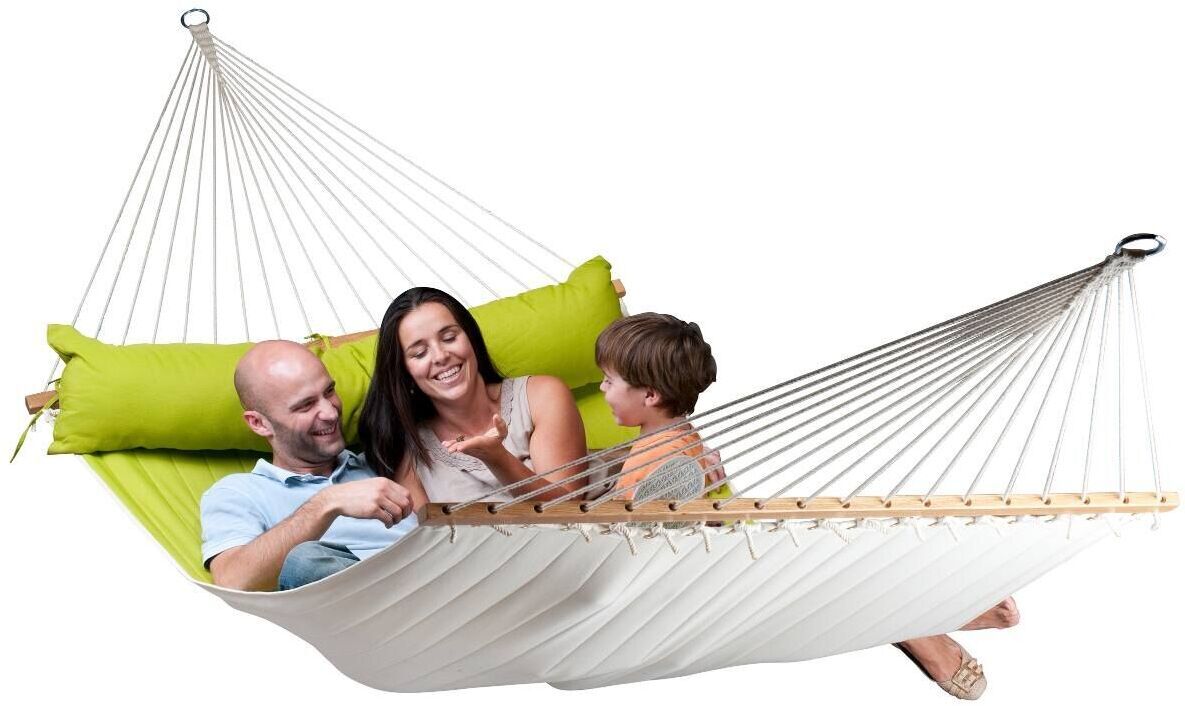 Eine gemütliche Hängematte »Alabama«, in der eine Familie mit einem Erwachsenen und zwei Kindern entspannt. Die Hängematte hat ein weißes Tuch und grüne Kissen und ist an Seilen aufgehängt.