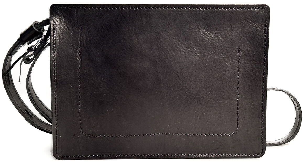 Rechteckige schwarze Kernledertasche mit schlichtem Design und Trageriemen, auf weißem Hintergrund fotografiert. Die Tasche wirkt hochwertig und eignet sich für den Alltag sowie berufliche Anlässe.