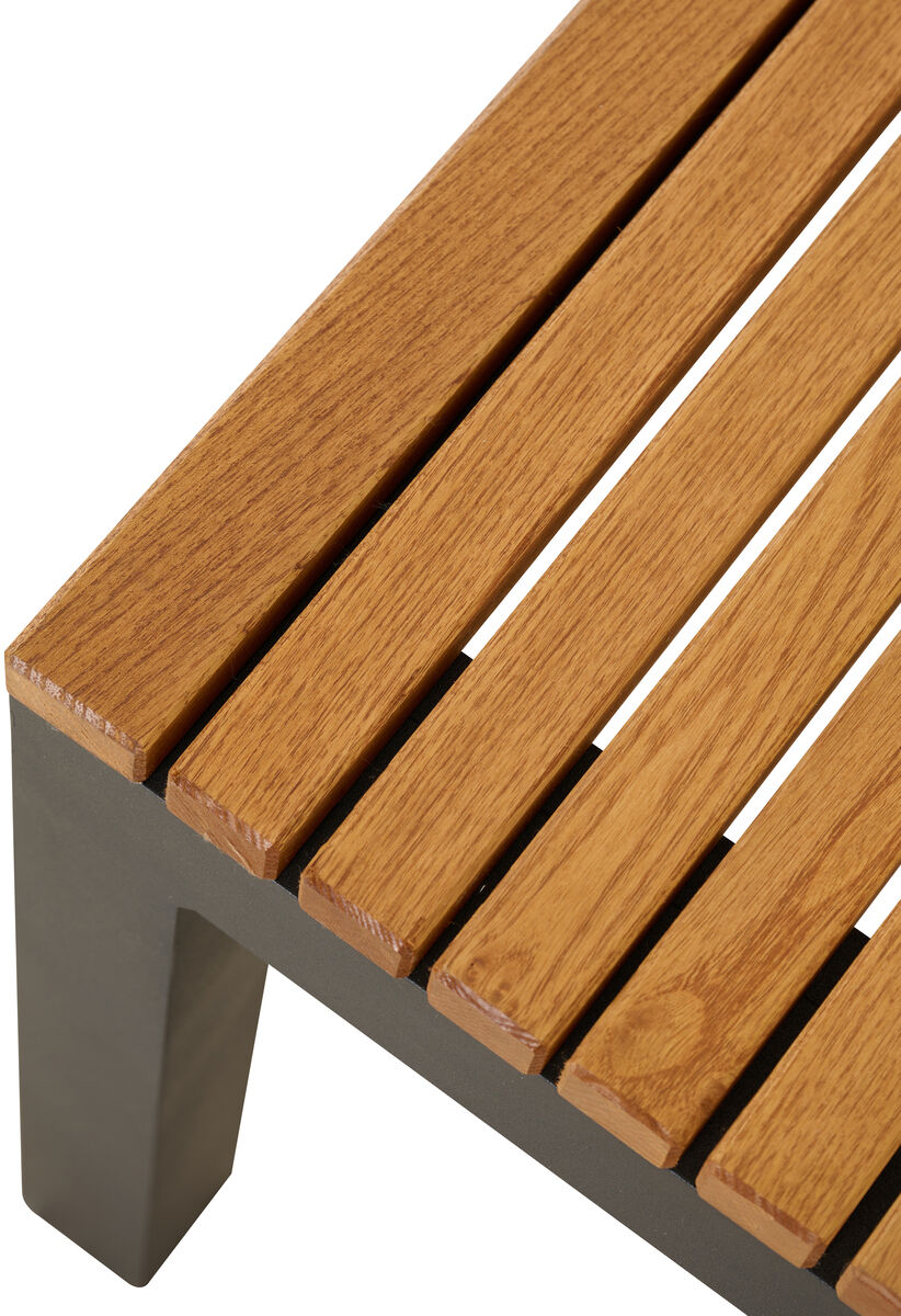 Teil einer Gartenbank mit Holzelementen und Metallgestell, modernes und minimalistisches Design.