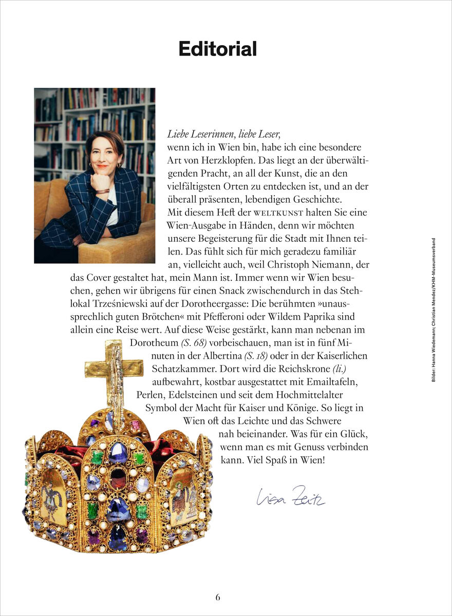 Seite eines Kunstmagazins mit Editorial: Oben ein Porträt einer Frau im Sessel vor Bücherregal, daneben ein Brief an die Leserschaft mit persönlichem Bezug zu Wien. Unten kunstvoll verzierte, goldene Krone mit Edelsteinen – Symbol der Kaiserlichen Schatzkammer.