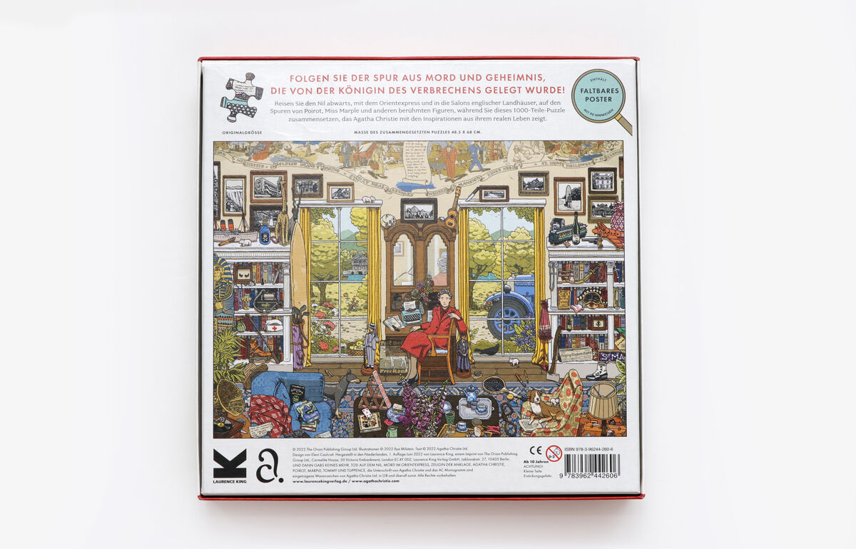 Die Verpackung des Produkts 'Die Welt der Agatha Christie Puzzle' zeigt ein detailreich illustriertes Detektivzimmer mit zahlreichen Gegenständen. Im Zentrum des Raumes sitzt ein Ermittler am Tisch und schaut aus einem großen Fenster. Text und Logos der Marke sind ebenfalls auf der Verpackung zu sehen.