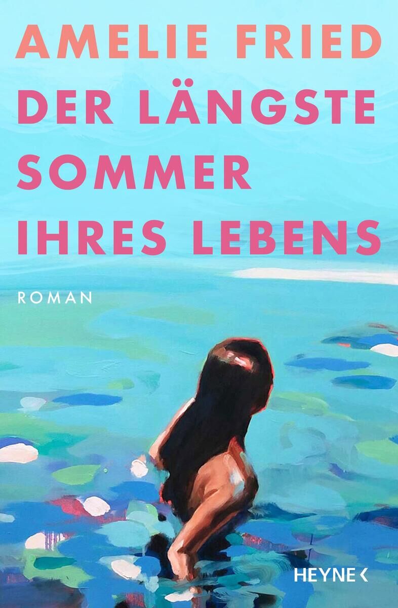 Cover des Romans 'Der längste Sommer ihres Lebens' von Amelie Fried. Es zeigt eine Frau, die im Wasser steht und in die Ferne blickt. Der Hintergrund hat verschiedene Blautöne und das Bild strahlt eine sommerliche, entspannende Atmosphäre aus.