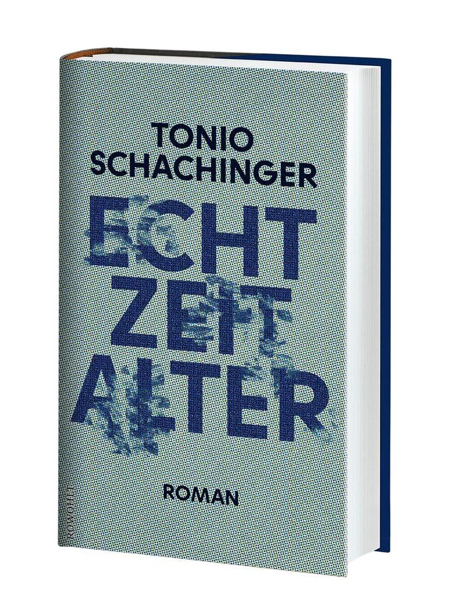 Das Bild zeigt das Buch 'Echtzeitalter' von Tonio Schachinger. Der Einband ist überwiegend in einem hellen Blauton mit großen, dunklen Buchstaben gestaltet. Der Titel und der Name des Autors sind deutlich auf dem Cover zu sehen.