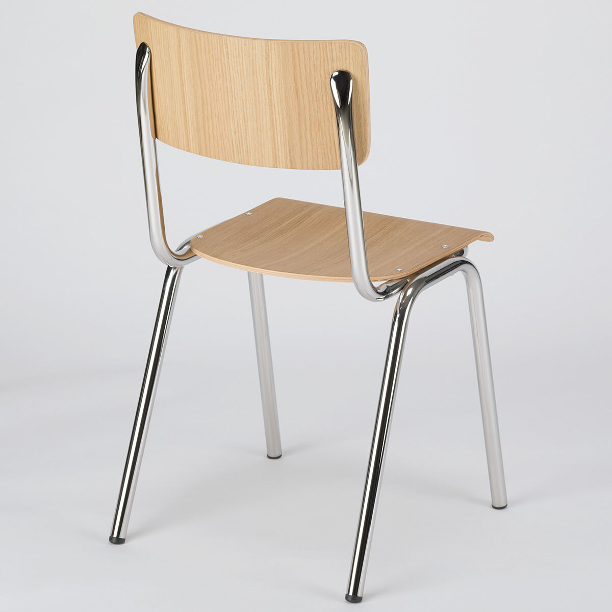 Ein moderner Stuhl mit hellem Holzsitz und Rückenlehne, unterstützt von silbernen Metallbeinen in einem minimalistischen Design.