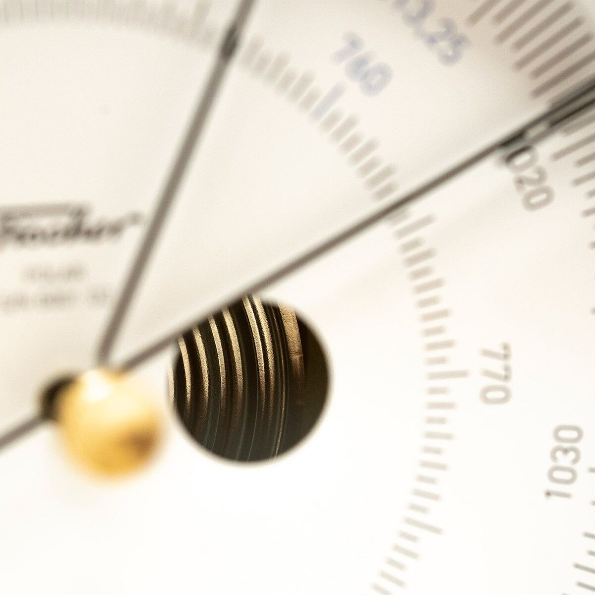 Nahaufnahme eines hochwertigen Barometers der ZEIT-Sonderedition, mit feinen Metallkomponenten und präzisen Messparametern. Das Design integriert goldene und silberne Akzente auf weißem Hintergrund, was das Gerät sowohl funktional als auch ästhetisch ansprechend macht.