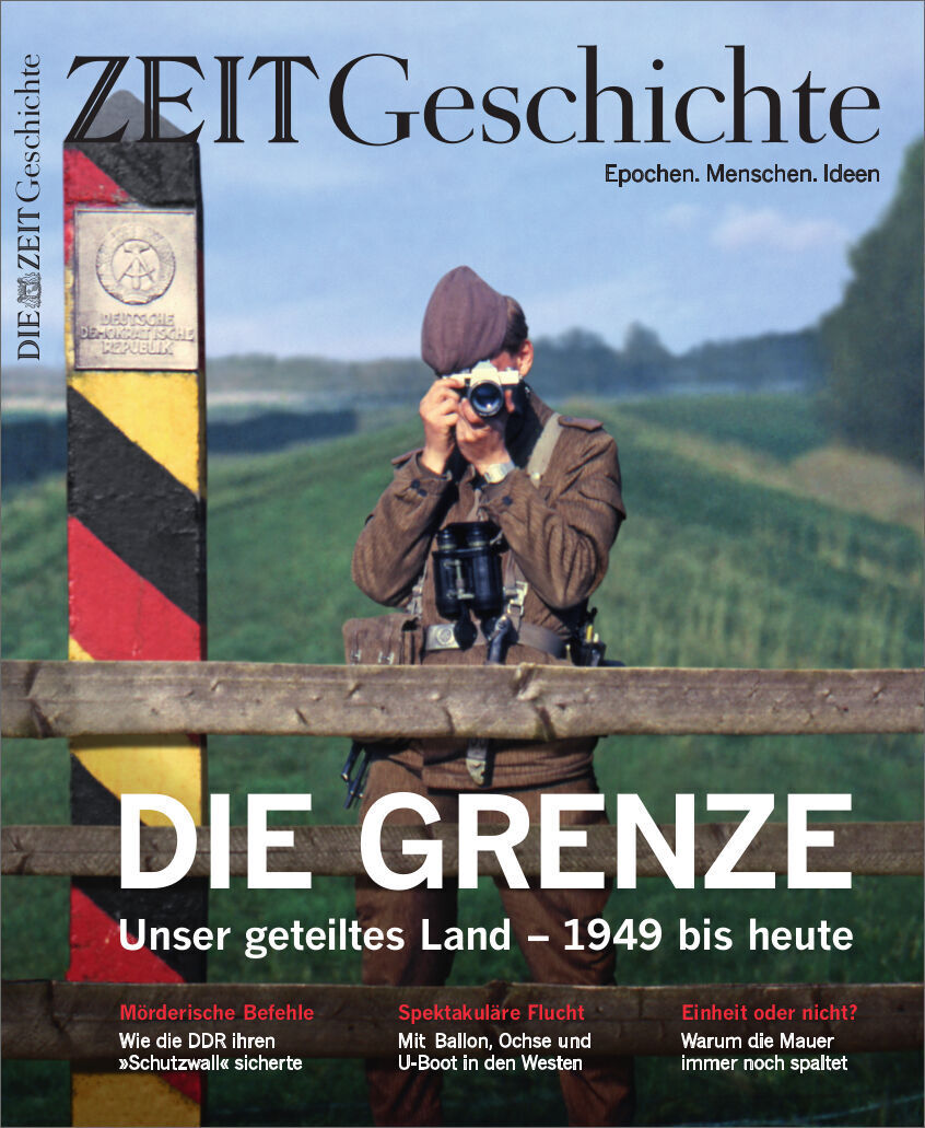 Titelseite des Magazins ZEIT Geschichte mit dem Thema 'Die Grenze'. Oben steht der Titel 'ZEIT Geschichte' und das Jahr. In der Bildmitte ist ein Grenzsoldat mittig vor einem Zaun und Wachturm zu sehen, der durch ein Fernglas schaut. Unten befinden sich verschiedene Artikelüberschriften, wie 'Unser geteiltes Land - 1949 bis heute' und 'Wie die DDR ihren Schutzwall sicherte'.
