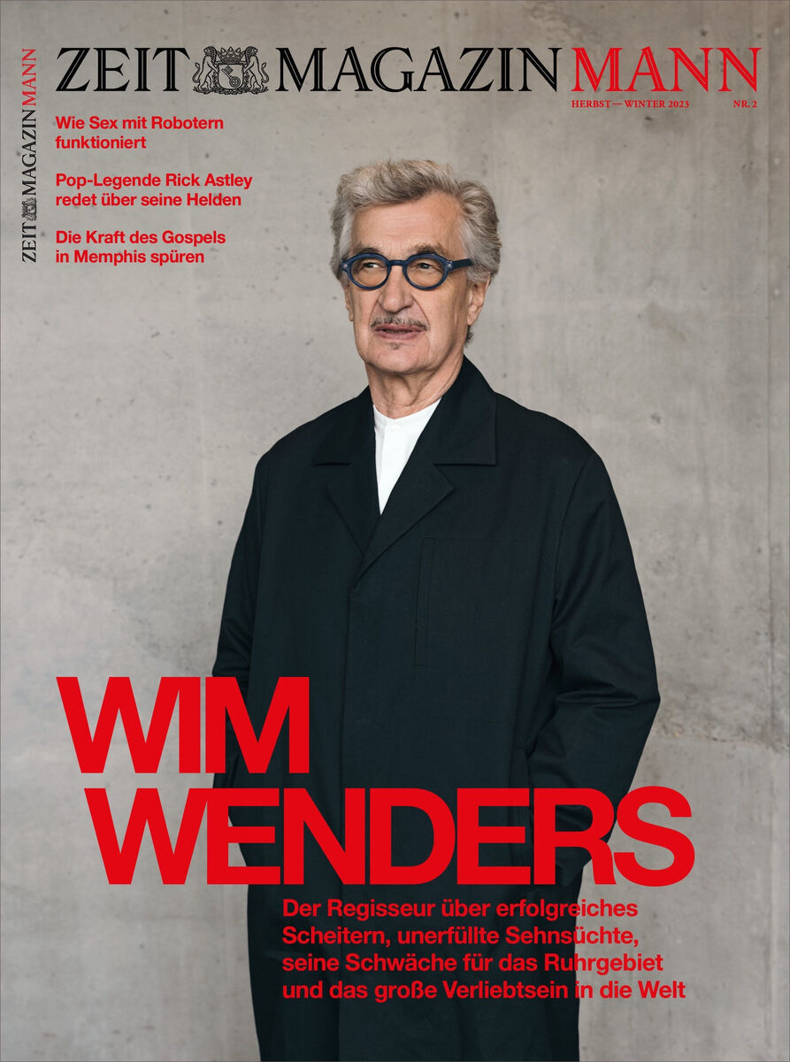 Cover des ZEITmagazin MANN 2/23 mit einem Foto von Wim Wenders. Wenders trägt eine schwarze Jacke und eine Brille. Hintergrund ist grau. Der Text am Cover informiert über diverse Themen des Magazins und ist hauptsächlich in roter Schrift.