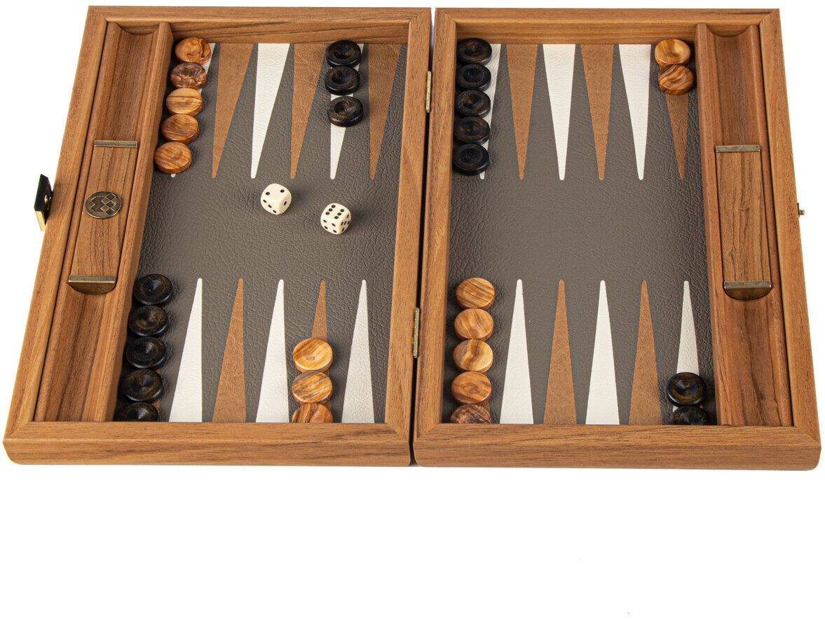 Reise-Backgammon-Spiel in graubeiger Straußenleder-Optik mit Holzrahmen, schwarzem und weißem Spielbrett. Spielsteine in Schwarz und Holzfarbe, zwei Würfel. Klappbares Design für einfache Lagerung und Transport.