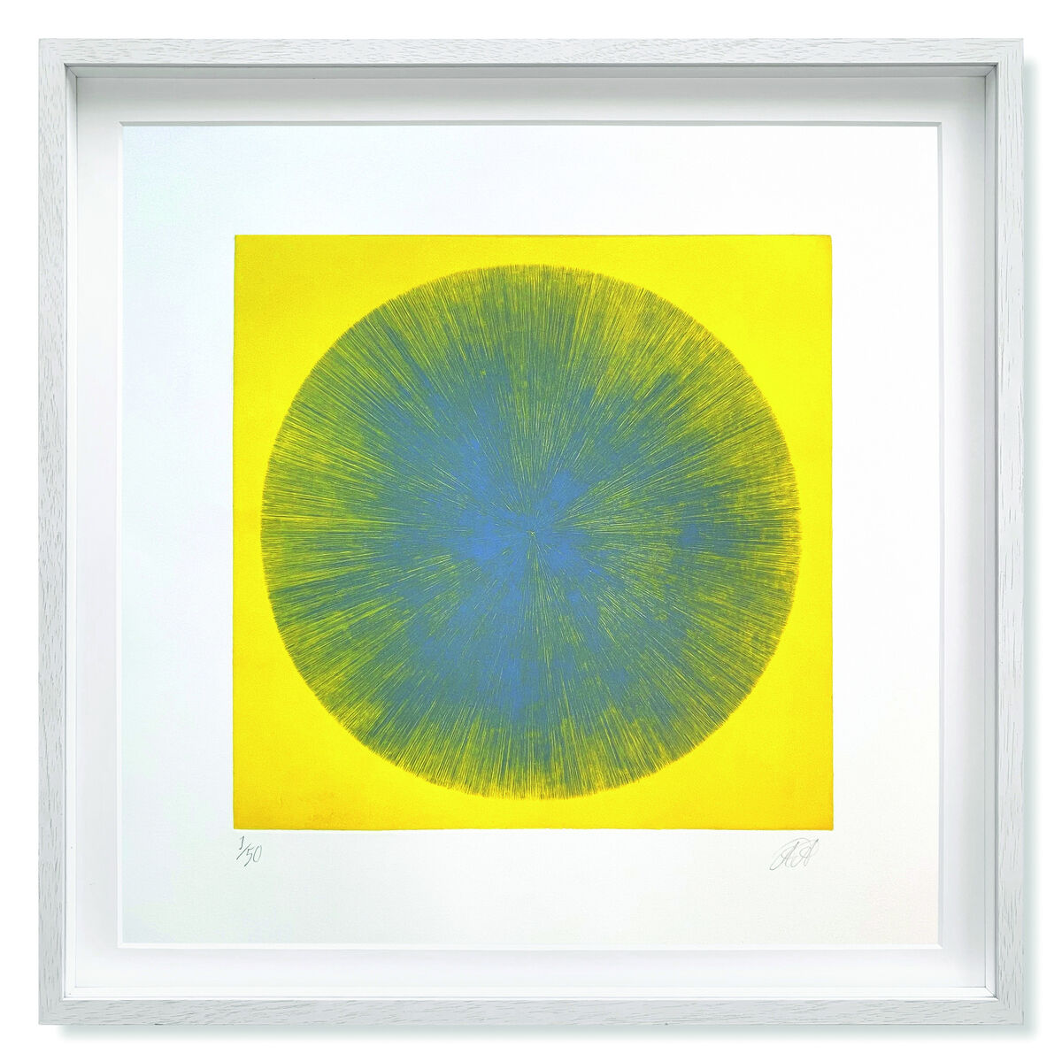 Die ZEIT-Sonderedition »Spiky Circle (Blau auf Gelb)«, 2023, zeigt einen Kunstdruck mit einem blauen, stacheligen Kreis auf gelbem Hintergrund in einem weißen Rahmen.