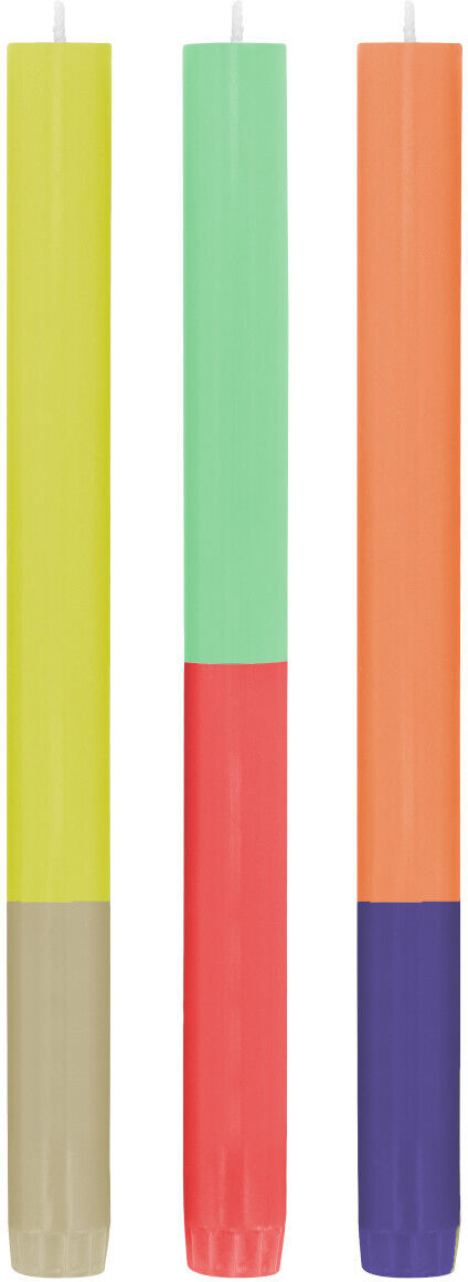 Drei lange Stabkerzen in einem Set, jede Kerze in zwei Farben geteilt: eine Kerze ist gelb und beige, eine hellgrün und rot, und eine orange und blau. Die Kerzen stehen vor einem weißen Hintergrund.