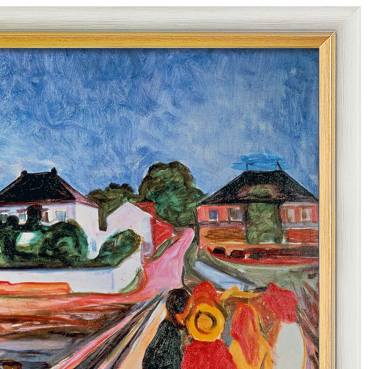 Das gerahmte Bild zeigt Edvard Munchs Werk "Mädchengruppe auf einer Brücke" von 1902: Drei junge Mädchen in farbenfroher Kleidung stehen auf einer hölzernen Brücke vor einer nordischen Flusslandschaft unter wolkigem, blau-grauem Himmel. Der Rahmen ist schlicht und harmoniert mit den satten, fließenden Farben der Leinwanddruck-Giclée-Technik.