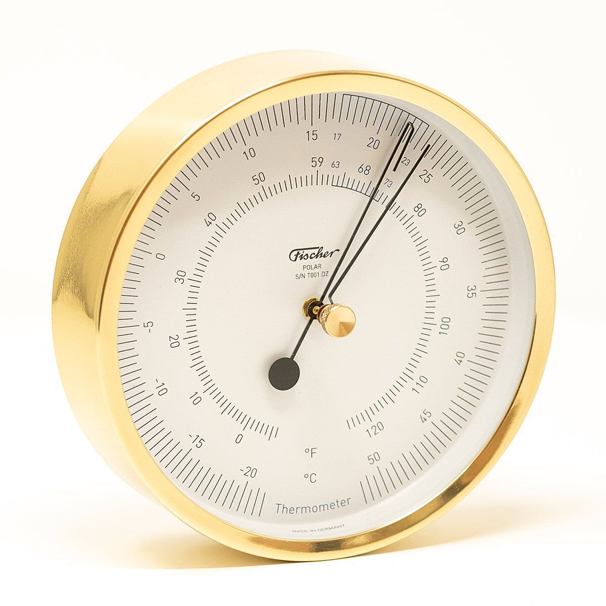 Das Bild zeigt ein rundes Thermometer der ZEIT-Sonderedition »POLAR«. Es hat ein goldenes Gehäuse, ein weißes Ziffernblatt, und eine feine Skala zur Temperaturanzeige in Grad Celsius. Die Skala ist detailliert und leicht abzulesen. Das Thermometer steht auf einem weißen Hintergrund.