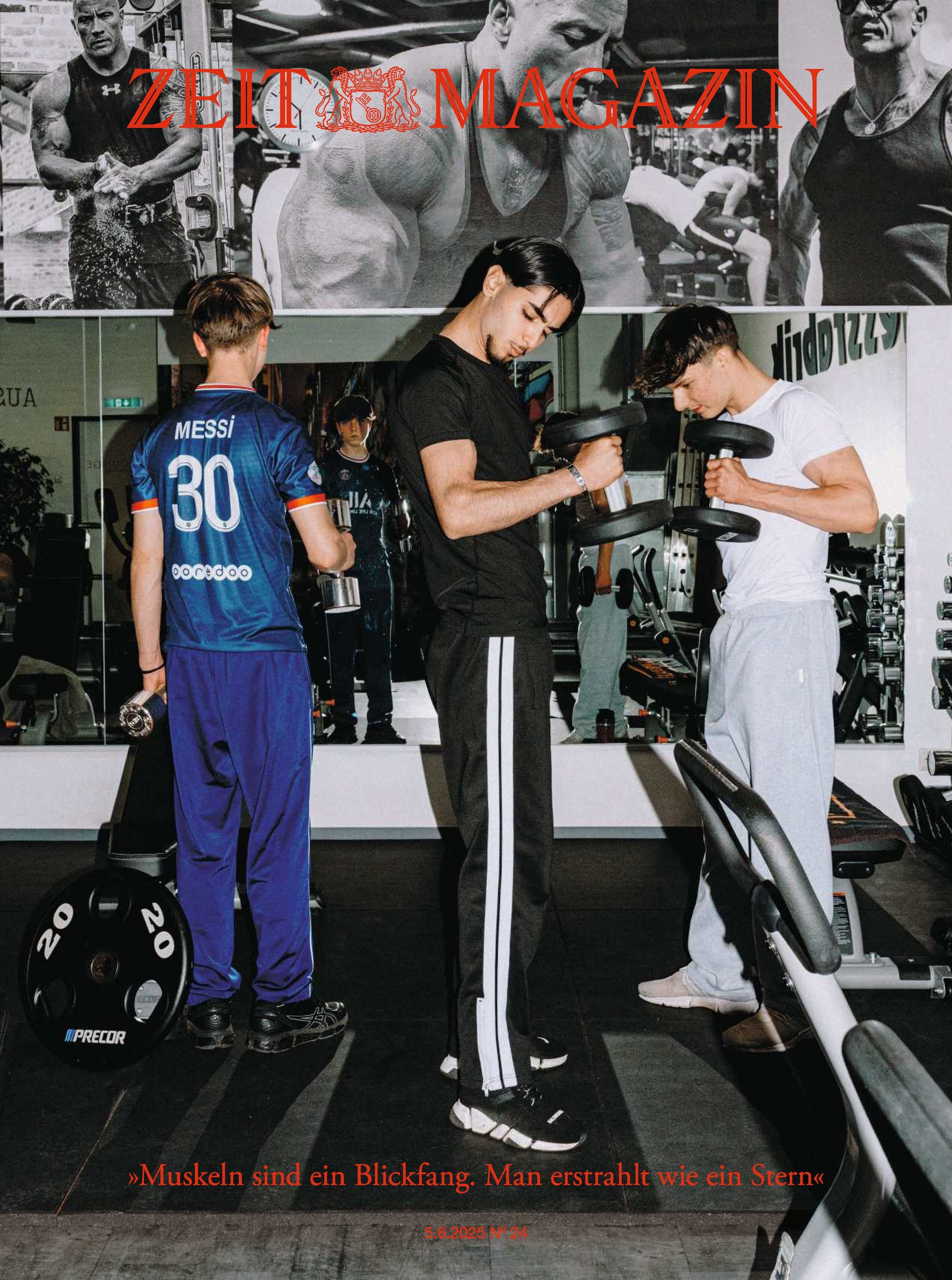 Drei junge Männer trainieren zusammen in einem modernen Fitnessstudio. Einer hebt Hanteln, während die anderen verschiedene Trainingsaktivitäten ausüben. Ein großer Spiegel reflektiert die Gruppe. Im Vordergrund sind Fitnessgeräte und Hanteln zu sehen. Die Szene vermittelt Energie, Teamgeist und einen sportlichen Lebensstil.