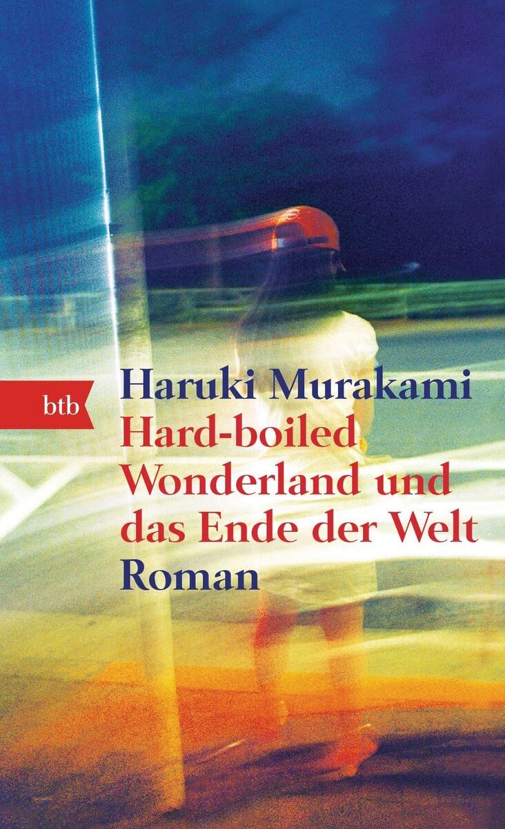 Ein farbenfrohes Buchcover des Romans 'Hard-boiled Wonderland und das Ende der Welt' von Haruki Murakami mit einem unscharfen, abstrakten Hintergrund und einem stehenden Mann in einem gelben Mantel.