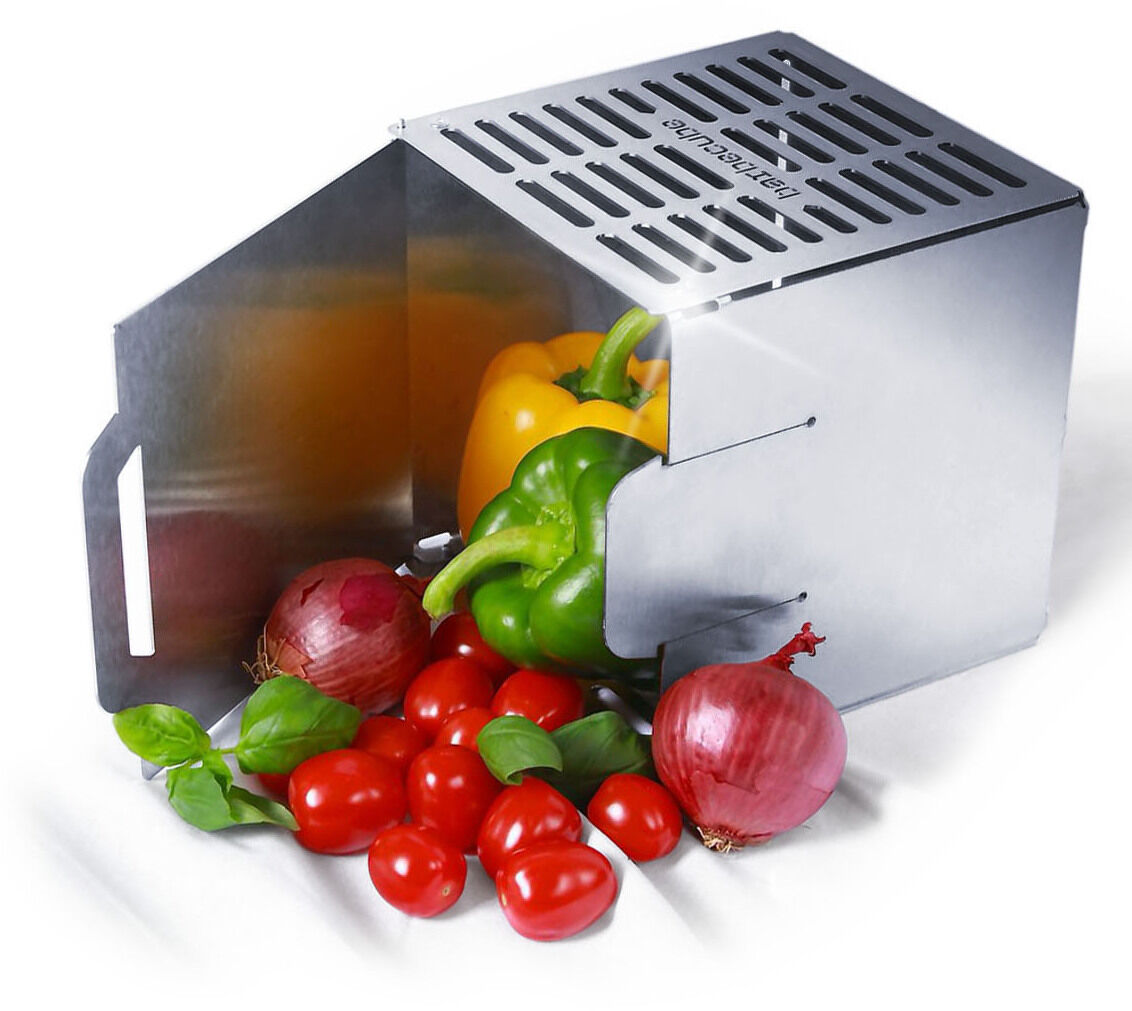 Der Grillwürfel 'The Cube' aus Edelstahl ist auf einer Seite geöffnet, voll mit buntem Gemüse wie Paprika, Tomaten und Zwiebeln.