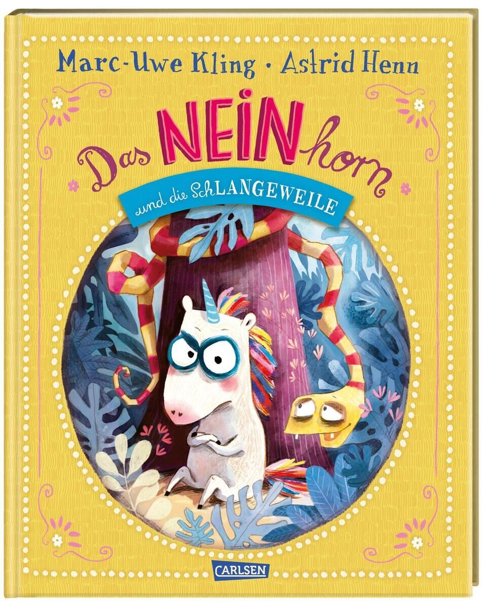 Buchcover von 'Das NEINhorn und die SchLANGEWEILE' von Marc-Uwe Kling und Astrid Henn. Ein Einhorn mit weißem Fell und schwarzer Brille steht vor einem Baum, umgeben von bunten Pflanzen und einer sich windenden Schlange. Der Hintergrund ist gelb mit rosa und weißen Blumenmotiven.
