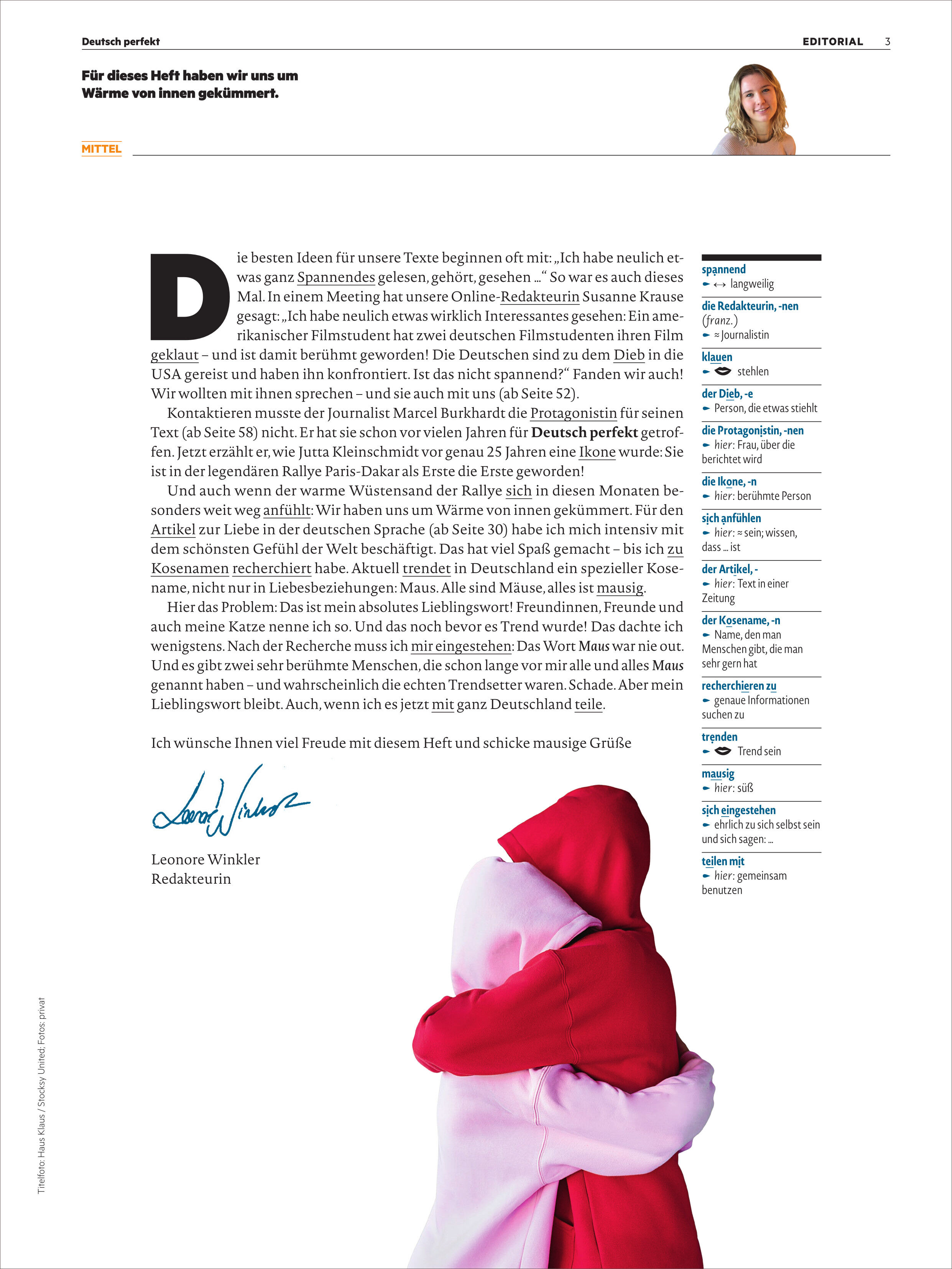 Eine Magazinseite mit Editorialtext und einer Liste von Begriffserklärungen am rechten Rand. Unten im Bild umarmen sich zwei Personen, beide in Kapuzenpullis – eine in Rot, eine in Rosa. Der Hintergrund ist komplett weiß. Oben steht ein kurzes Zitat, darunter folgt ein mehrspaltiger Fließtext mit Unterschrift der Redaktion.