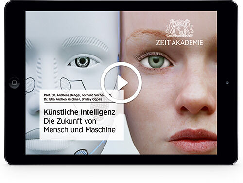 Ein Tablet zeigt ein Seminar der ZEIT Akademie mit dem Titel ‚Künstliche Intelligenz - Die Zukunft von Mensch und Maschine‘. Zu sehen sind die Gesichter eines Menschen und eines Roboters.