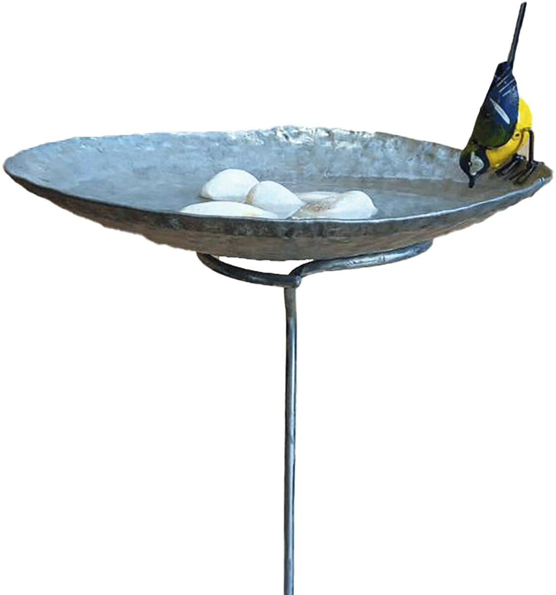 Ein Gartenstecker mit einer flachen Metallschale als Vogelbad, darauf eine kleine gelb-blaue Meise aus Metall. Die Schale ist mit einigen glatten weißen Steinen dekoriert.