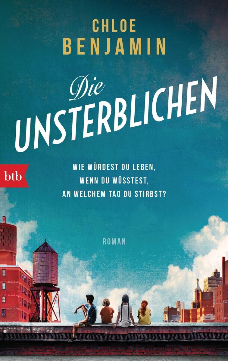 Buchcover des Romans 'Die Unsterblichen' von Chloe Benjamin. Das Cover zeigt einen dunkelblauen Himmel mit Wolken und weiße, große Schrift. Im Vordergrund sieht man fünf Personen auf einem Dach eines Backsteingebäudes sitzen. Im Hintergrund sind mehrere Gebäude und Wassertürme zu sehen.