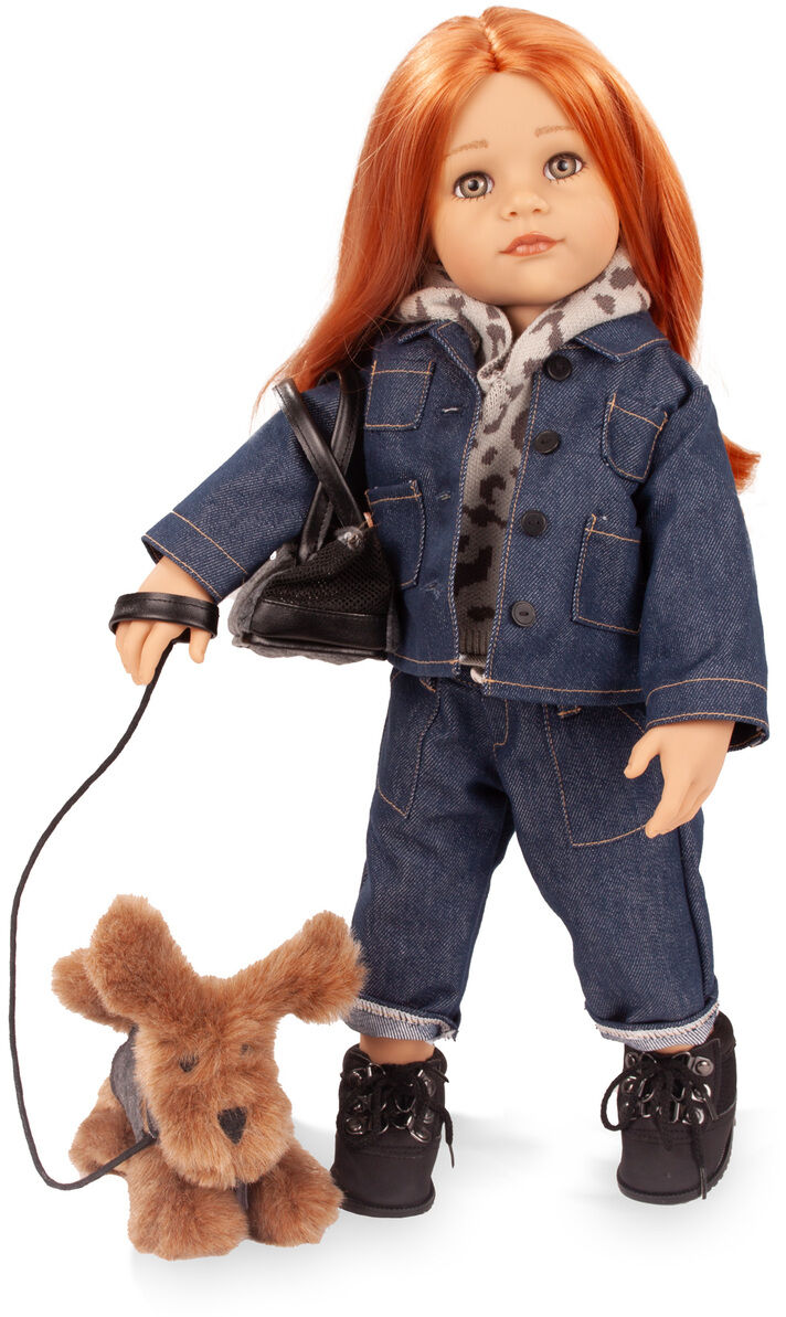 Stehpuppe »Hannah und ihr Hund Polly« von Götz Puppenmanufaktur, 50 cm groß, trägt ein Jeansoutfit mit Jacke und Hose, schwarze Boots, gemustertes Shirt, schulterlange rote Haare. Die Puppe hält eine schwarze Handtasche und führt einen braunen Plüschhund an der Leine.