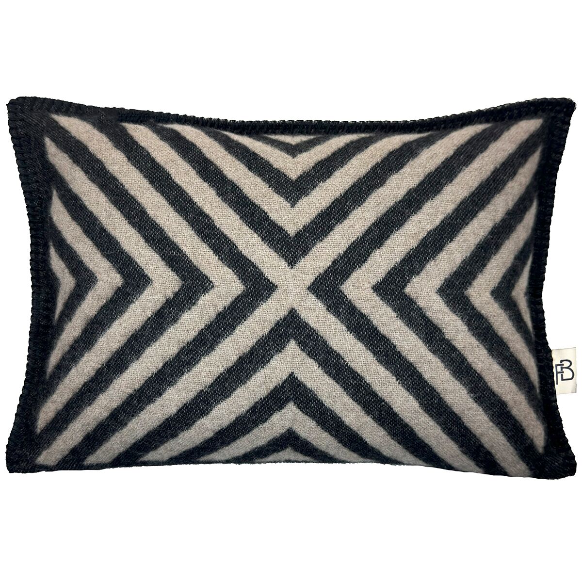 Kissenbezug aus Kaschmir mit einem geometrischen Streifenmuster in Schwarz und Creme. Der Bezug hat eine rechteckige Form und wirkt elegant und modern.