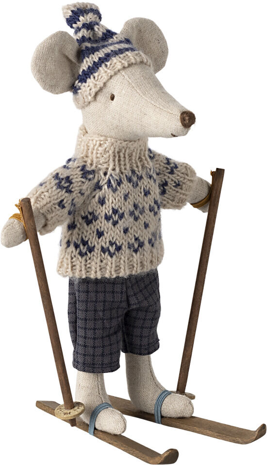 Papa Wintermaus mit Skiset: eine Plüschmaus in einem blauen und weißen gestrickten Pullover und Strickmütze, die Holzski und Skistöcke hält und im Winteroutfit gekleidet ist.