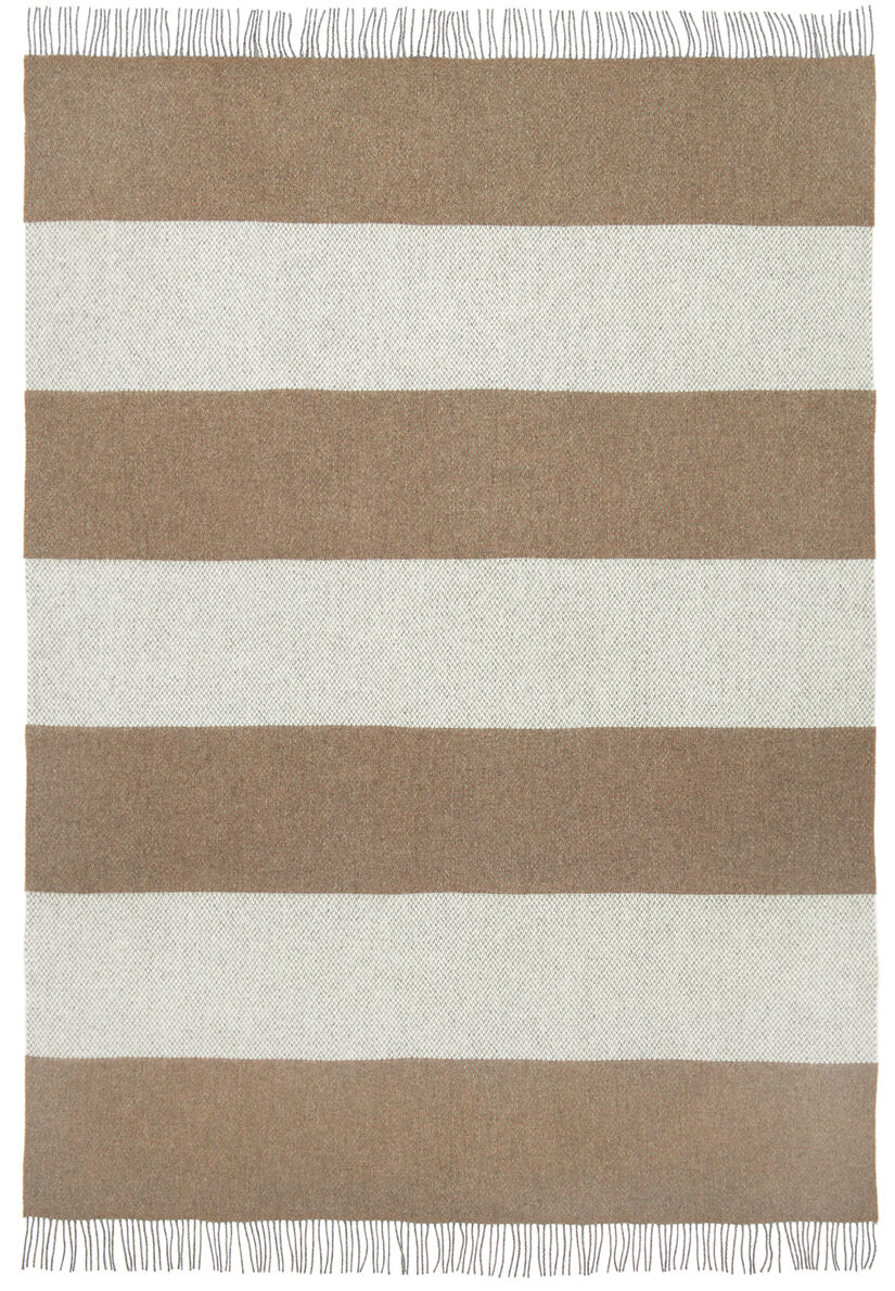 Die Abbildung zeigt eine gestreifte Merinodecke namens „Johann“ mit breiten horizontalen Streifen in Braun und Beige sowie kurzen Fransen an den beiden schmalen Seiten. Die Decke wirkt weich, hochwertig und eignet sich als Wohnaccessoire für Sofa oder Bett.